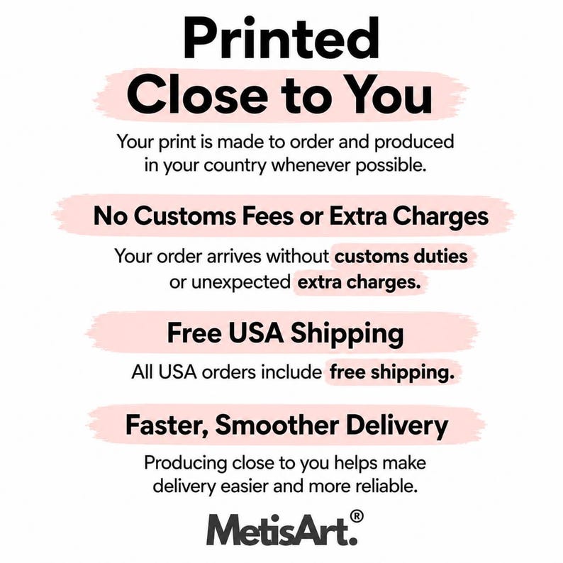 K&ouml;nnte beinhalten: Wei&szlig;er Hintergrund mit dem Text &bdquo;Printed Close to You&ldquo;. Zus&auml;tzlicher Text besagt, dass Drucke auf Bestellung gefertigt und in Ihrem Land produziert werden. Weitere Texte sind &bdquo;Keine Zollgeb&uuml;hren oder zus&auml;tzlichen Geb&uuml;hren&ldquo;, &bdquo;Kostenloser Versand in die USA&ldquo; und &bdquo;Schnellere, reibungslosere Lieferung&ldquo;.