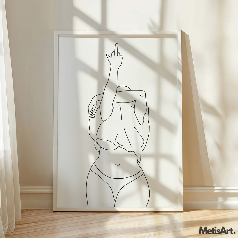 K&ouml;nnte beinhalten: Minimalistischer Linienkunstdruck einer Figur mit erhobenem Arm, der den Mittelfinger zeigt. Das Kunstwerk ist in Schwarz auf wei&szlig;em Hintergrund gehalten und in einem wei&szlig;en Rahmen eingefasst. Der Druck wird auf einem Holzboden pr&auml;sentiert.