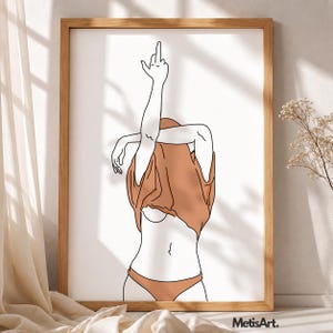 Könnte beinhalten: Ein gerahmter Kunstdruck mit einer Person von hinten, die ein terrakottafarbenes T-Shirt hochhebt, um den Bauch zu entblößen, und dazu passende Unterwäsche trägt. Ein Arm ist erhoben und zeigt den Mittelfinger. Der Text MetisArt steht in der Ecke.