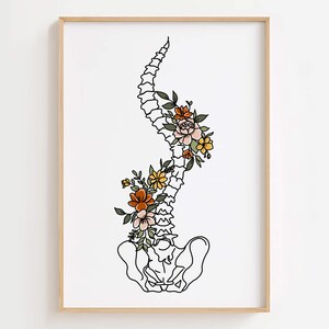 Puede incluir: Una impresi&oacute;n art&iacute;stica enmarcada que presenta un dibujo lineal negro de una columna vertebral con acentos florales coloridos. Las flores incluyen flores naranjas, amarillas y rosas con hojas verdes. La obra de arte est&aacute; sobre un fondo blanco.