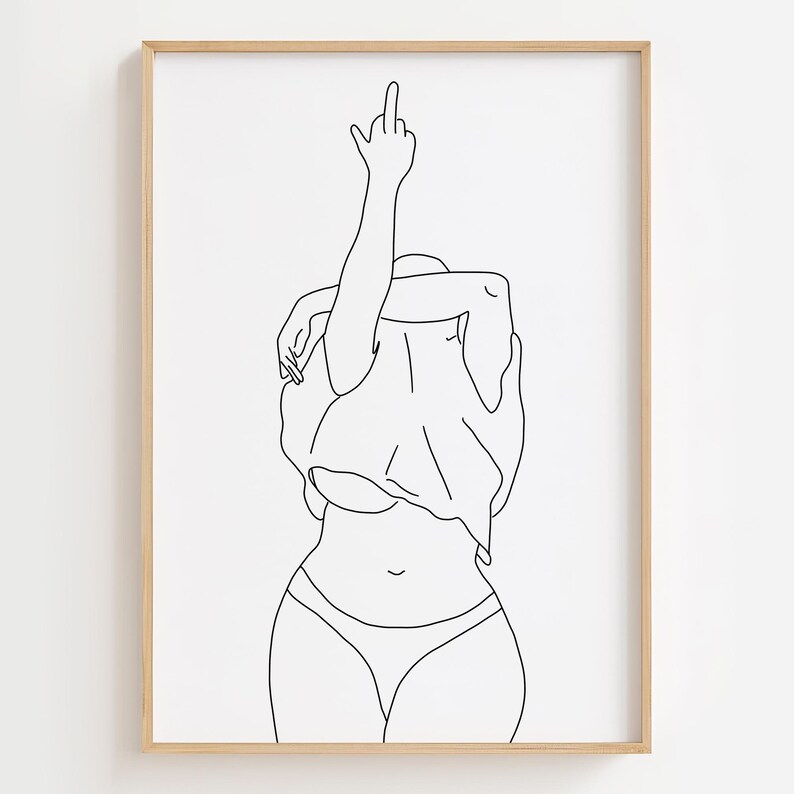 K&ouml;nnte beinhalten: Gerahmter minimalistischer Kunstdruck. Die schwarze Strichzeichnung auf wei&szlig;em Hintergrund zeigt eine Figur, die den Mittelfinger hebt. Das Kunstwerk befindet sich in einem Holzrahmen.