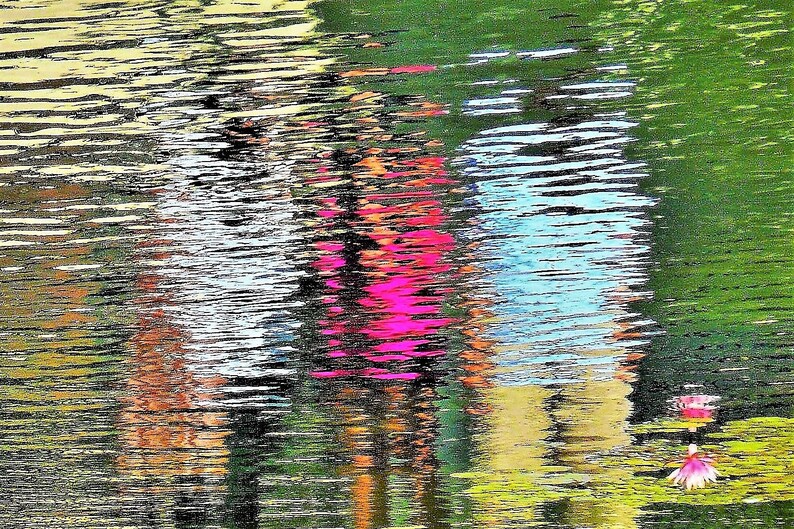 Puede incluir: Pintura abstracta de tres figuras reflejadas en agua ondulada. Las figuras visten de blanco, rosa y azul. El agua es de un verde y azul vibrantes con una flor rosa en primer plano.