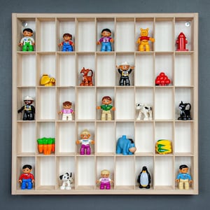 Plank voor Lego DUPLO figuren / Display voor PLAYMOBIL collecties / Houten plank voor kleine poppen / Garage voor lego auto's 45 stuks. afbeelding 1