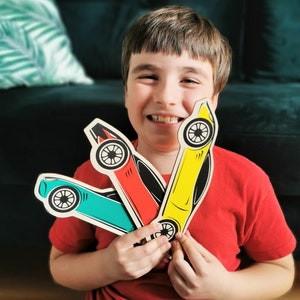 Dekoracje ścienne do pokoju dziecięcego - Darmowa wysyłka, Zestaw 3 kolorowych grafik samochodów wyścigowych, Ręcznie robione drewniane naklejki, Zabawka Montessori