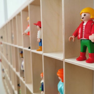 Plank voor Lego DUPLO figuren / Display voor PLAYMOBIL collecties / Houten plank voor kleine poppen / Garage voor lego auto's 45 stuks. afbeelding 5