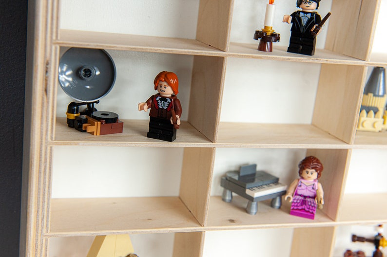 Plank voor Lego DUPLO figuren / Display voor PLAYMOBIL collecties / Houten plank voor kleine poppen / Garage voor lego auto's 45 stuks. afbeelding 4