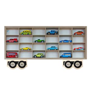 Può includere: Una mensola in legno per l'esposizione di modellini di auto, con più scomparti pieni di auto giocattolo di vari colori. La mensola è progettata per assomigliare a un camion, con ruote attaccate sul fondo. Le auto includono un autobus a due piani rosso e un'ambulanza gialla.