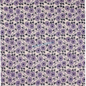 Könnte beinhalten: Textil mit floralem Muster, das ein sich wiederholendes Design aus lavendelfarbenen Blumen mit dunkelblauen Zentren und grünen Blättern auf cremefarbenem Hintergrund aufweist. Die Blumen sind durch sich windende Stiele verbunden, wodurch ein symmetrisches Muster entsteht. Das Textil hat ein gestepptes Aussehen.