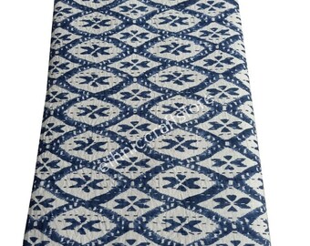 Puede incluir: Una colcha kantha azul y blanca con un patrón geométrico. La colcha está hecha de algodón y está cosida a mano.