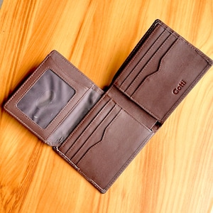 Cartera plegable para hombre de piel de grano completo, 2 ventanas para identificación, bloqueo RFID con elemento de fibra de carbono, tarjetero de regalo para él, cartera de piel minimalista