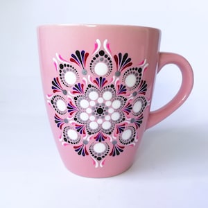 Taza de cerámica con mandala pintada a mano: tu compañera única para disfrutar del café.