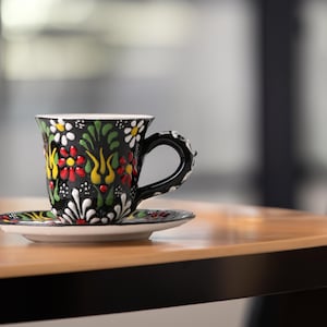 Handgeschilderde keramische espressokopjesset – kleurrijke bloemenkoffiemokken met bijpassende borden – uniek cadeau voor koffieliefhebbers