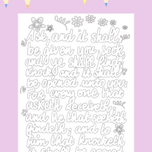 Peut inclure: Une page à colorier en noir et blanc avec une bordure florale et une citation de la Bible : « Demandez, et il vous sera donné ; cherchez, et vous trouverez ; frappez, et l’on vous ouvrira : car quiconque demande reçoit ; celui qui cherche trouve ; et à celui qui frappe, on ouvrira. » KJV : Matthieu 7 : 7-8
