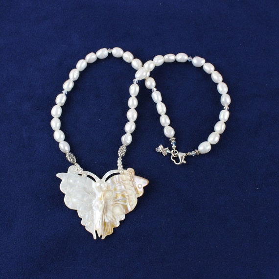COLLANA DI PERLE FIUME COLORE SCURO MISTE CON FARFALLA (REGOLABILE