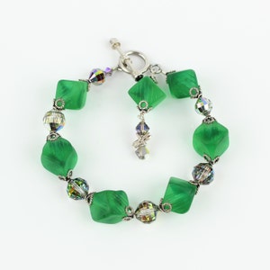 cubes de verre vert allemand vintage - vintage Swarovski Crystals Bracelet w/ Sterling Garnet Clasp par BorkasJewels