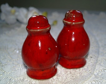 Pfeffer - & Salzstreuer aus Keramik Mohn Rot