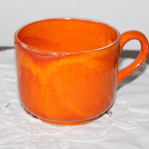 grote oranje keramische mok, koffiepot, theepot, aardewerk