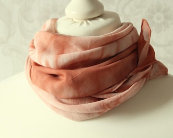 Pañuelo de seda grande Symphony en color marrón beige.