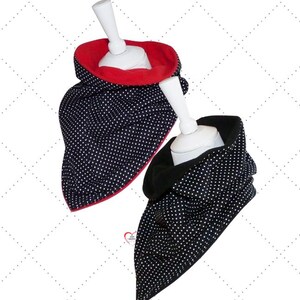 Può includere: Vengono mostrati due scaldacollo. Uno ha un esterno nero a pois bianchi e un interno rosso. L'altro ha un esterno nero a pois bianchi e un interno nero. Entrambi sono su teste di manichino bianche.