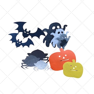 Könnte beinhalten: Halloween-Motto Filzausschnitte in verschiedenen Formen. Enthält dunkelblaue Fledermäuse, graue Spinnen und Geister in Grau- und Blautönen. Zwei orangefarbene und gelbe Kürbisse mit geschnitzten Gesichtern vervollständigen das festliche Sortiment.