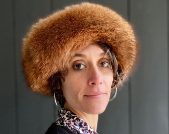 Femme fausse fourrure chapeau avec en daim synthétique centre-noir avec brown trim 