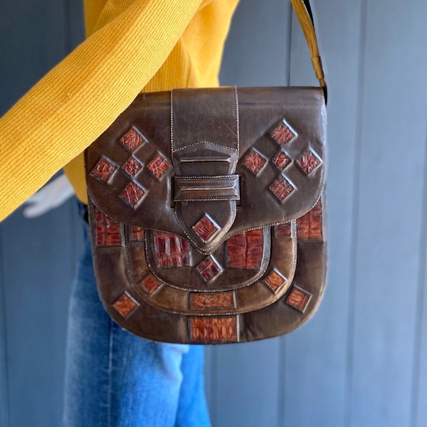 Incroyable sac à bandoulière forme besace vintage 70/80s patchwork cuir fin et crocodile de confection artisanale