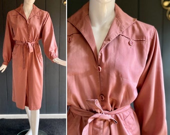 Vintage 60er Jahre ziegelrosa Kleid/Uniform, Midi-Länge, Größe 40/42