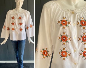 Vintage 80s white Bulgarian boho blouse with floral embroidery, Size 42/44/46