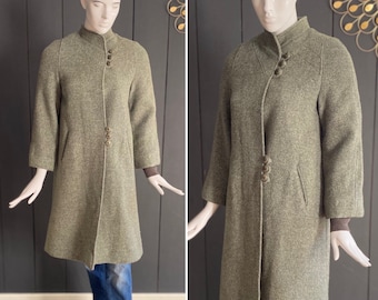 Ravissant manteau vintage 60s vert d’eau en laine aux détails stylisés boutonnière et surpiqûres, T 36/38