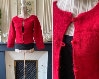 Pretty bright red cardigan in hand-knitted angora wool, round neck and stylized Brandenburg buttonhole, T 36/38