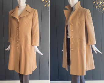 Superbe manteau vintage 60s beige sable en pure laine à la coupe cintrée puis évasée, Taille 42/44