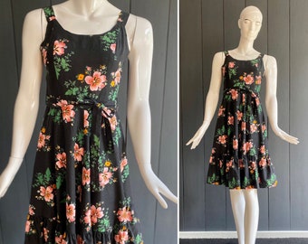 Cozy vintage 80s summer dress inspired by the 1960s/70s in black cotton with colorful floral patterns, T 34/36