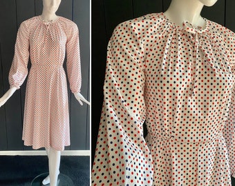 Pretty vintage 70s flowing dress, white with red and blue polka dots, with puffed sleeves and full skirt, T 36/38