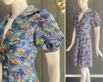 Elegant vintage 70s dress, ultra-lightweight with colorful floral print, balloon sleeves, and button closure, Size 34/36