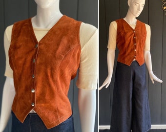 Vintage 70/80s vest in soft burnt orange suede, with pointed hems and snap closure, T 36/38