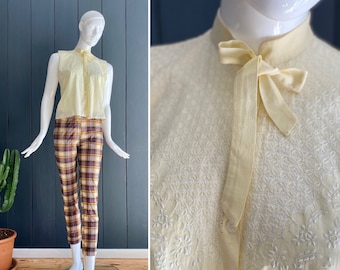 Adorable vintage 60s blouse with tied collar and sleeveless embroidered bib in pale yellow, T 38/40/M