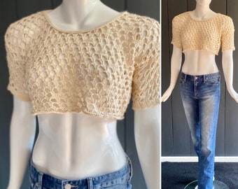 Crop top en crochet ajouré vintage 90s inspiration années 1970 couleur blanc écru ultra court à manches courtes, Taille S/M