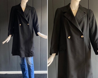 Superbe veste imperméable/Trench vintage 60s cousue main, en coton noir mat, coupe cintrée 3/4, fermée par 2 boutons fantaisie, T 40/42