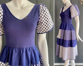 Blau-weiß gepunktetes Vintage-Kleid aus den 70er Jahren, Flamenco-Inspiration, mit Tulpenärmeln und weitem Rock, T 36/38