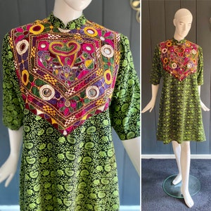 Vintage 70s Indian dress/tunic loose fit, dominant black and green with colorful embroidered bib, Size 44/46/XL