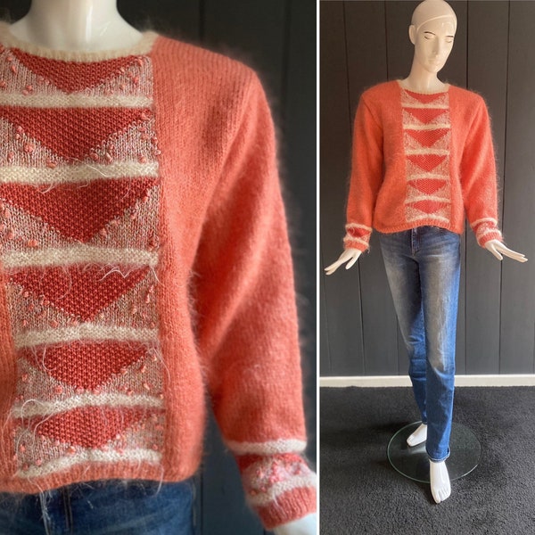 Pull femme vintage 80s en laine mohair tricoté main, couleur rose saumon à motifs géométriques devant et derrière, T 40/42