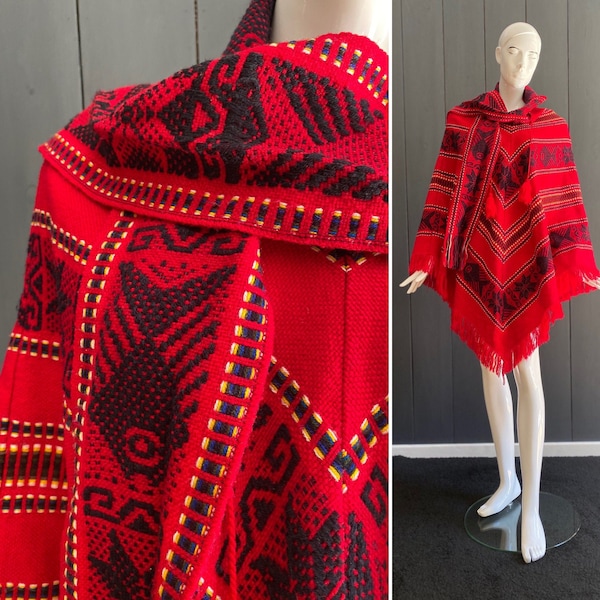 Poncho en laine fine vintage 70s folklorique sud-américain, rouge vif à franges, avec écharpe intégrée et cordons au col, T 34/36/38