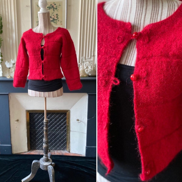 Joli cardigan rouge vif en laine angora tricoté main, col rond et boutonnière stylisée Brandebourg, T 36/38