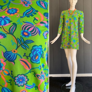 Robe trapèze vintage 60s dead stock en matière fine synthétique vert pomme imprimé floral bleu rose et orangé, T 34 et 36