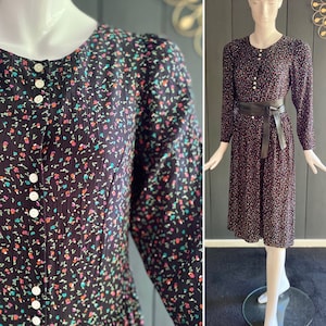 Vestido vintage años 90 en fino tejido crepe, talle bajo y manga larga, negro con delicado estampado floral, T 38