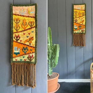 Vintage 70s figurative handmade wall decoration in thick wool, rectangular format with twisted fringes