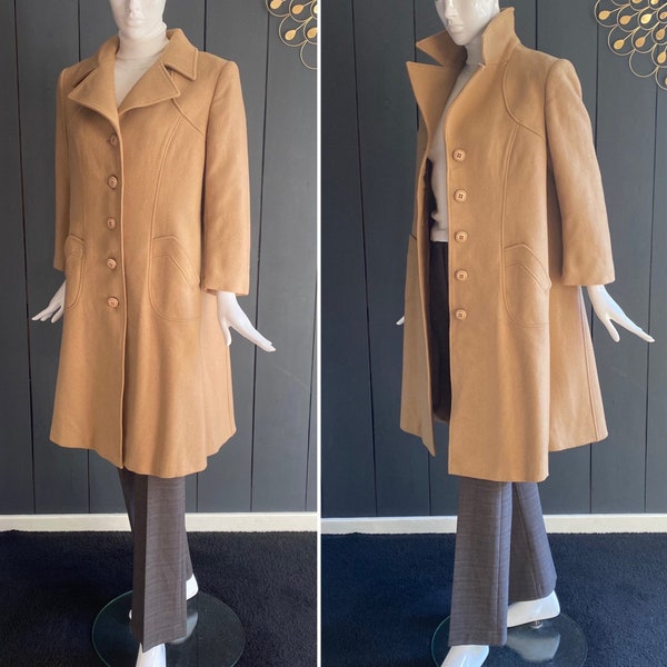 Superbe manteau vintage 60s beige sable en pure laine à la coupe cintrée puis évasée, Taille 42/44