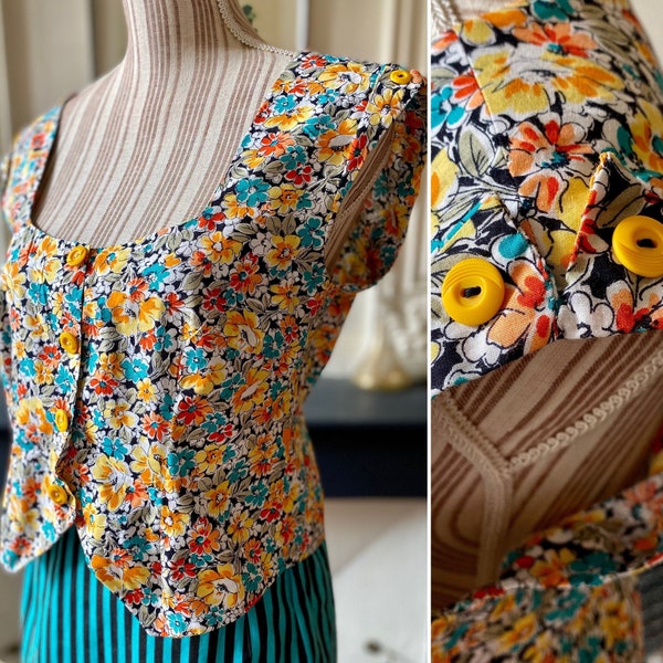 Top vintage 80s estival court, cintré et boutonné sur le devant à motifs fleuris dominantes jaunes et vertes T 40/42