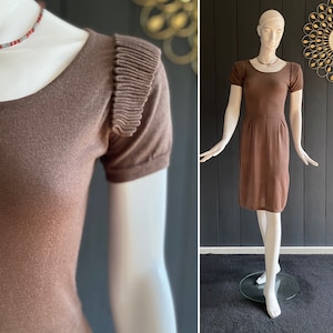 Ultra-soft fine wool dress in taupe with stylish shoulder detail Size 34/XS