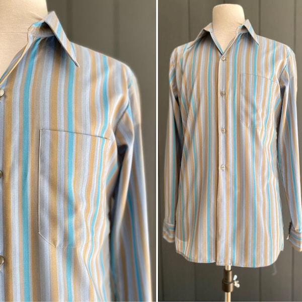 Chemise homme vintage 80s manches longues à rayures verticales dans les tons clairs dominantes bleu pâles, bleu turquoise et beiges, T L/XL